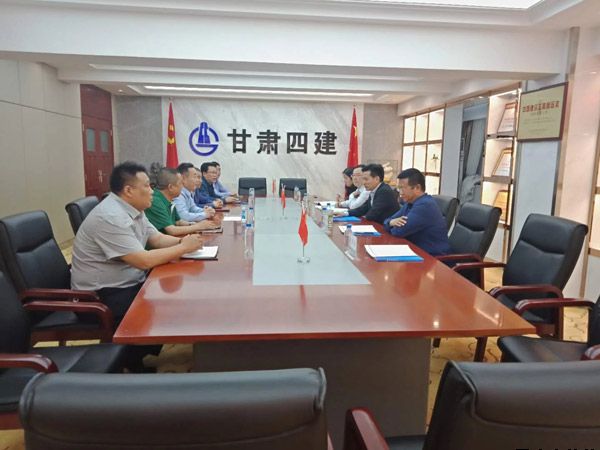 平?jīng)鍪懈笔虚L葉劍芳、平?jīng)鲢垂径麻L趙賢君一行赴蘭洽談融資擔(dān)保合作事宜(圖3)