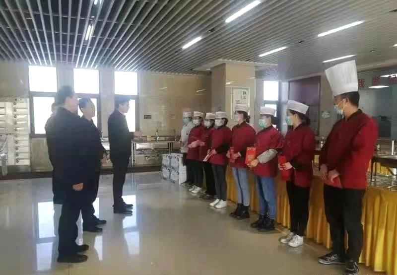 工業(yè)園區(qū)管委會、泓源公司慰問園區(qū)機(jī)關(guān)保安門衛(wèi)等一線人員(圖3)